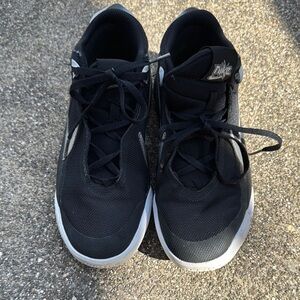 🥳🥳 NIKE HUSTLE DX  Boys Black and White Sneakers